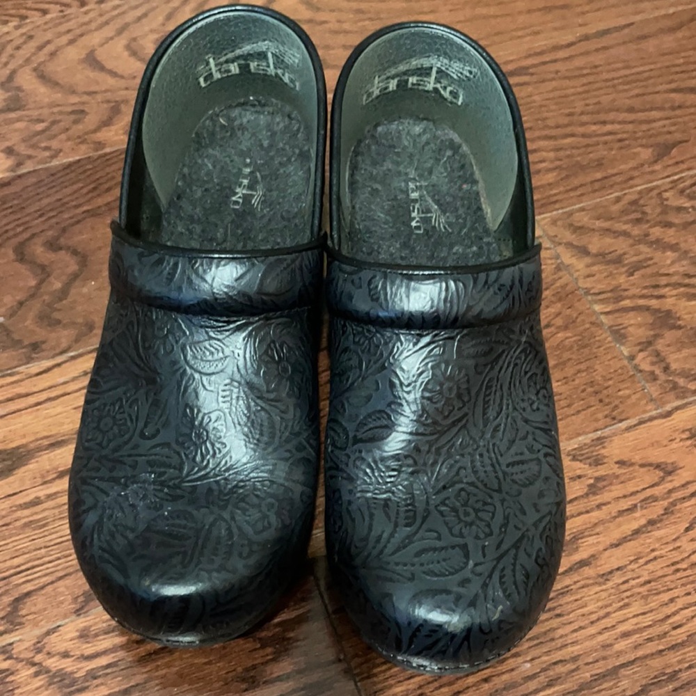 Embossed Dansko Clogs Size 40 (9.5/10)